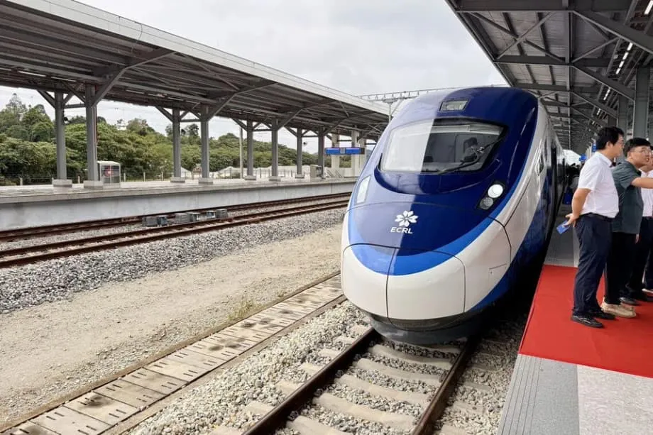 La línea ferroviaria de la costa este de Malasia realiza un recorrido de prueba antes de su inauguración en 2027