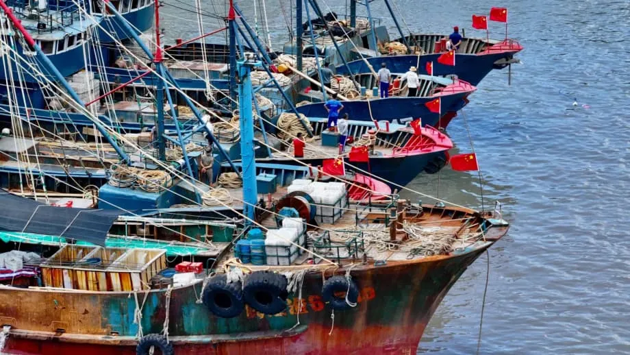 Japón incauta un barco pesquero chino en aguas disputadas en medio de una crisis diplomática