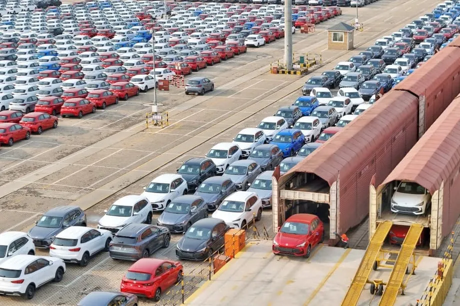 Fabricantes de automóviles de China reducen los plazos de pago a proveedores de 300 a 54 días mientras Pekín frena la guerra de precios