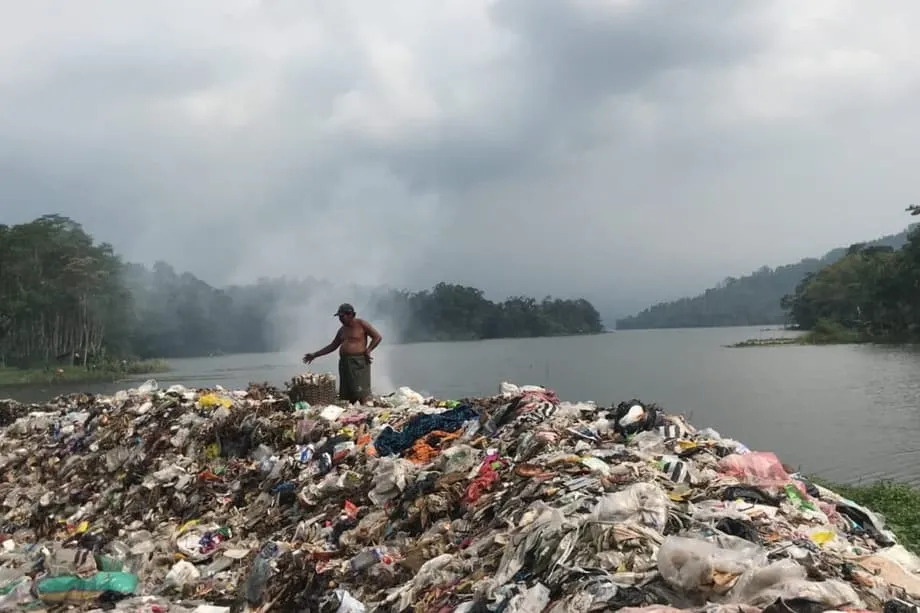 Proyectos piloto buscan frenar la quema de residuos domésticos en Indonesia mientras se intensifica el debate nacional sobre las soluciones