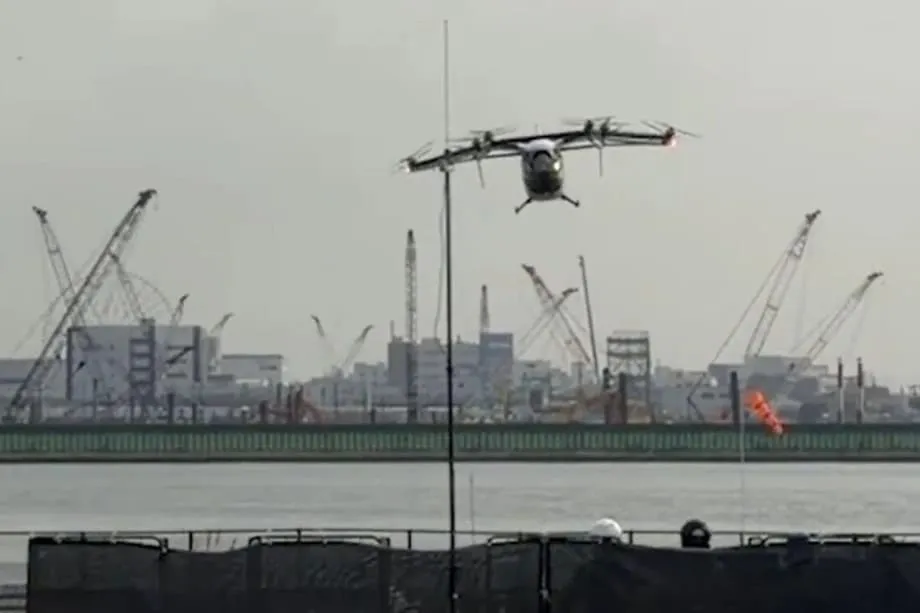 La empresa emergente japonesa SkyDrive realiza una histórica demostración de su auto volador en Tokio y prevé su lanzamiento comercial en 2028