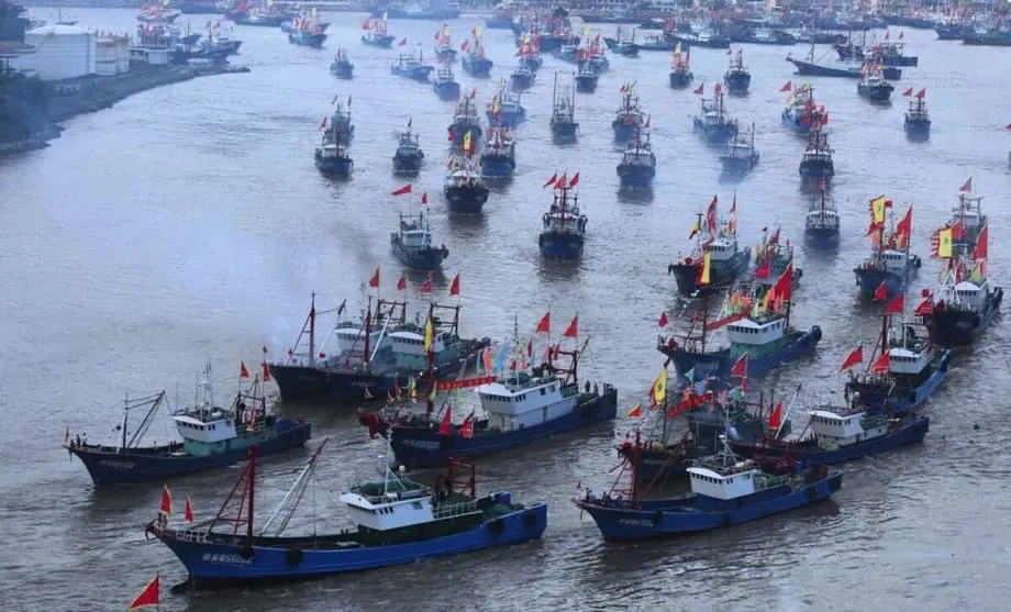 Miles de barcos chinos forman una barrera marítima cerca de Japón en medio de crecientes tensiones