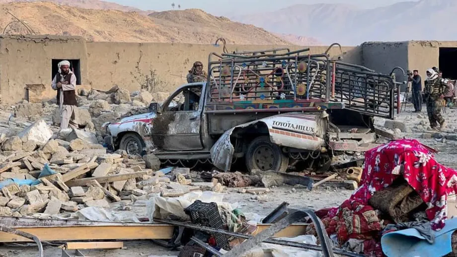 Pakistán declara una «guerra abierta» a Afganistán mientras bombardeos sacuden Kabul