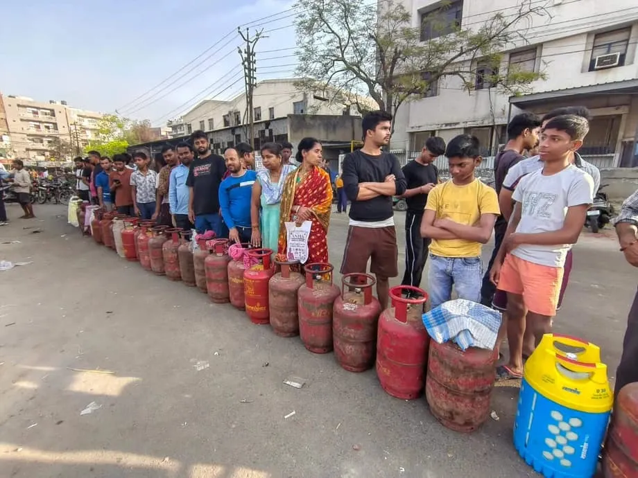 Cómo la guerra en Asia occidental presiona la economía de India, desde las gasolineras hasta las cocinas