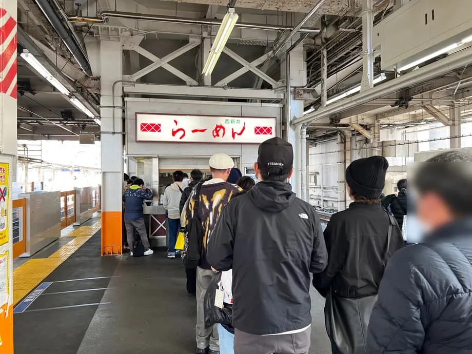 Última llamada para el ramen en el andén: la cultura gastronómica de la era Showa que desaparece en Tokio