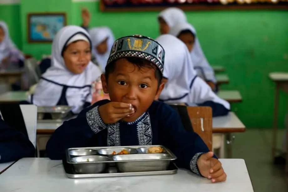 Escándalo por bagre crudo obliga a Indonesia a suspender más de 2.200 cocinas del programa de alimentación escolar en todo el país