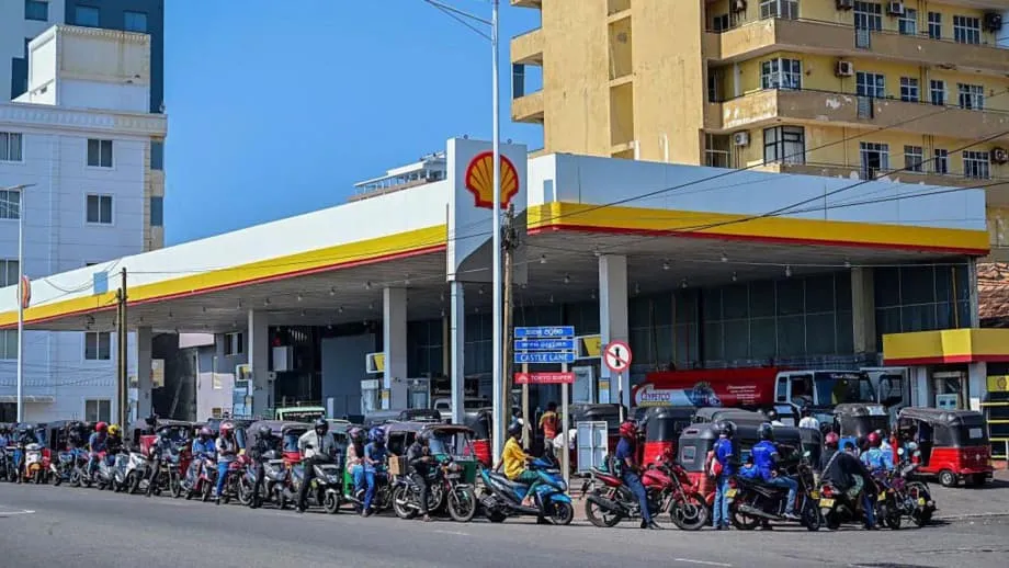 Sri Lanka declara los miércoles feriados para afrontar la crisis de combustible