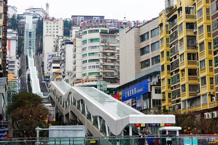 China inaugura la escalera mecánica al aire libre más larga del mundo: una «escalera al cielo» de 905 metros que atraviesa las montañas de Chongqing