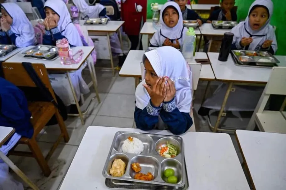 Indonesia reduce las comidas gratuitas para prepararse ante el impacto petrolero de la guerra en Oriente Medio