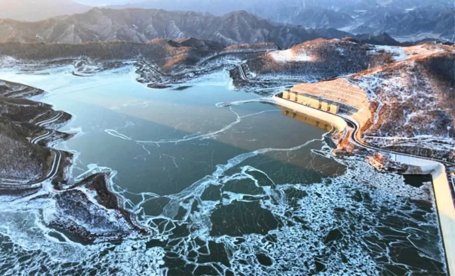 China construye enormes embalses para almacenar el excedente de energía renovable