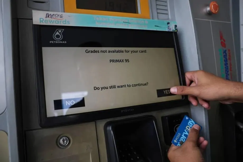 La prohibición de tarjetas extranjeras en gasolineras de Malasia busca proteger el subsidio a la RON95, pero permite comprar RON97