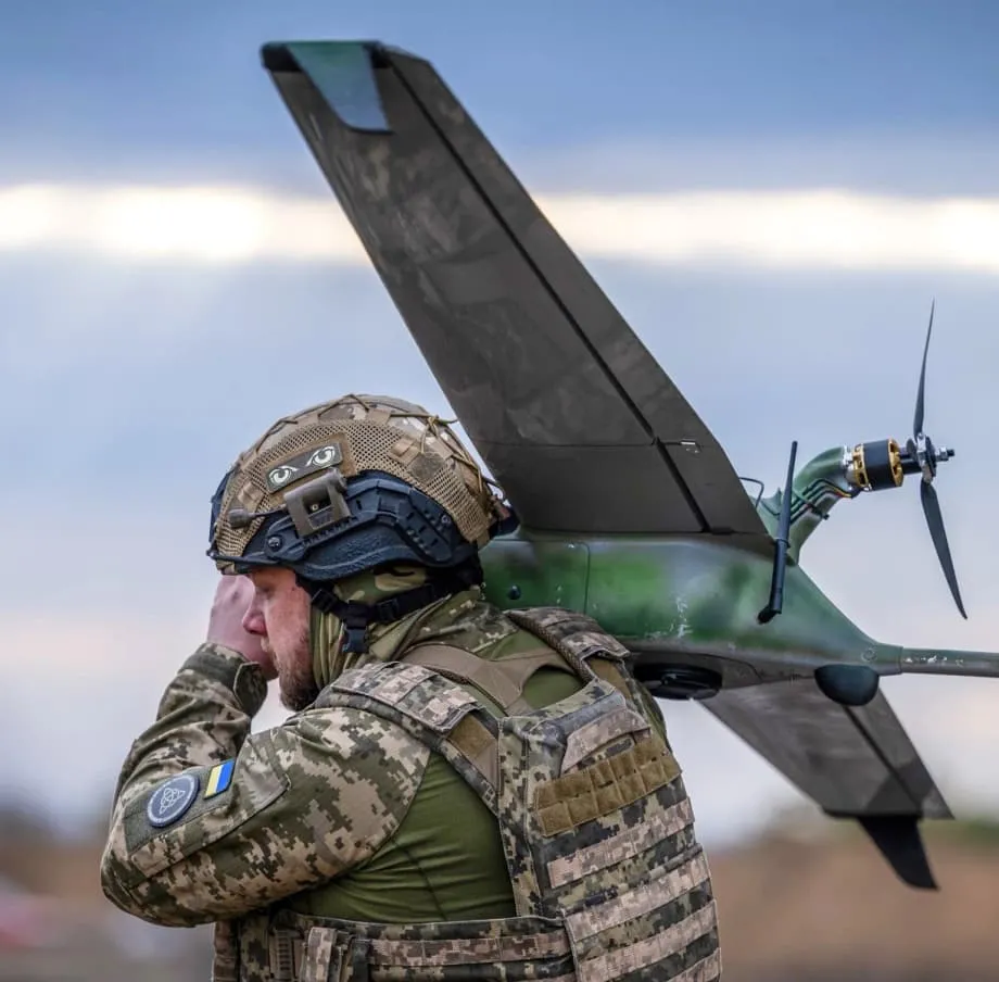 Ingenieros japoneses se despliegan en el frente de Ucrania para probar un sistema de defensa con drones de 2.500 dólares