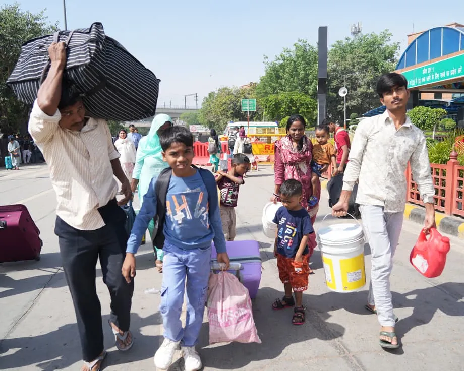 El éxodo de migrantes de Delhi: cómo una crisis energética mundial está vaciando la capital de India