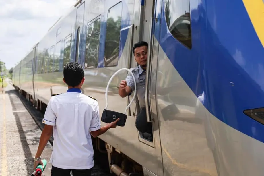 El ferrocarril de la selva de Malasia conserva un ritual centenario de origen colonial