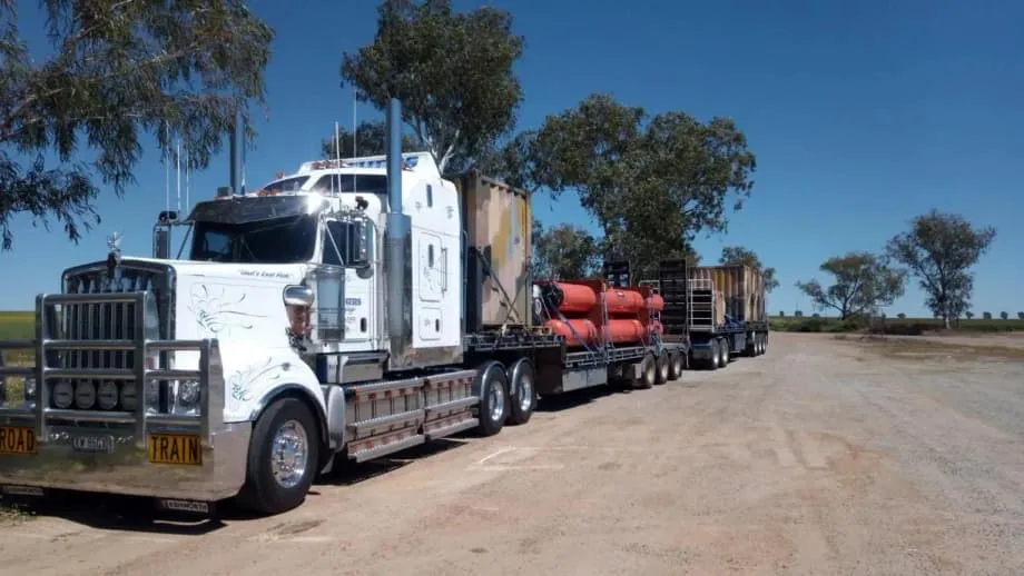 La industria australiana del transporte de mercancías, al borde del colapso por la duplicación del diésel y la ruptura de las cadenas de suministro