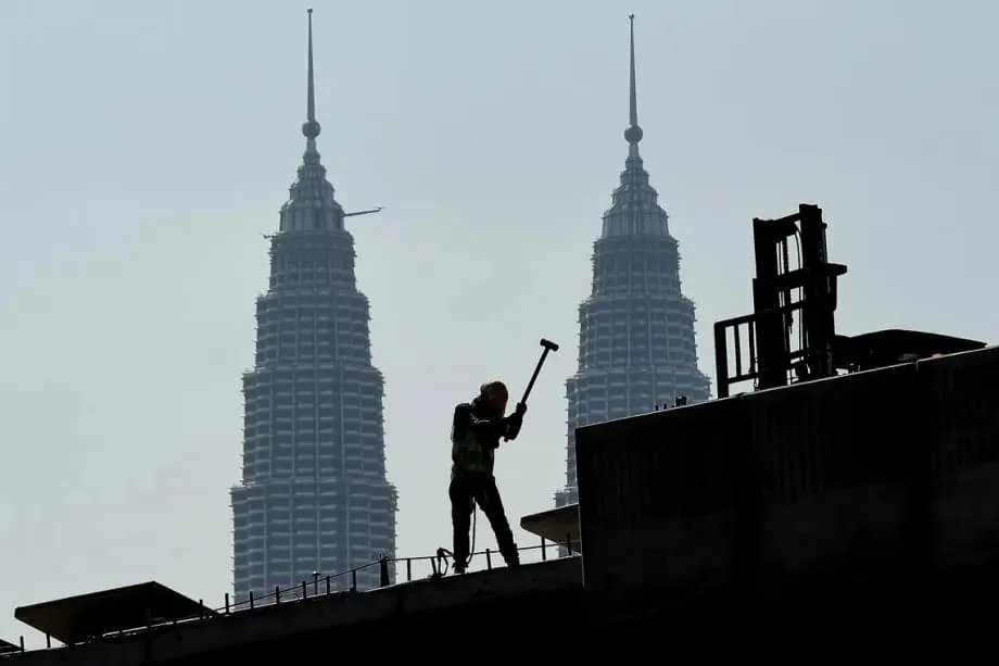 Malasia sopesa un nuevo sistema controvertido para trabajadores migrantes en medio de acusaciones de corrupción