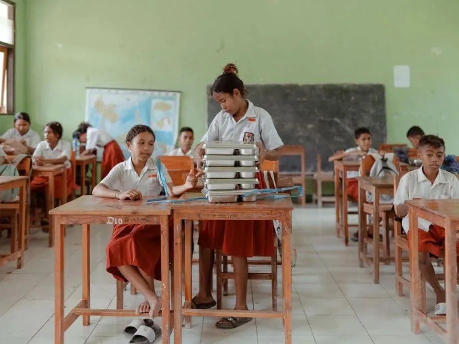 El ambicioso programa de comidas gratuitas de Indonesia amenaza la estabilidad fiscal