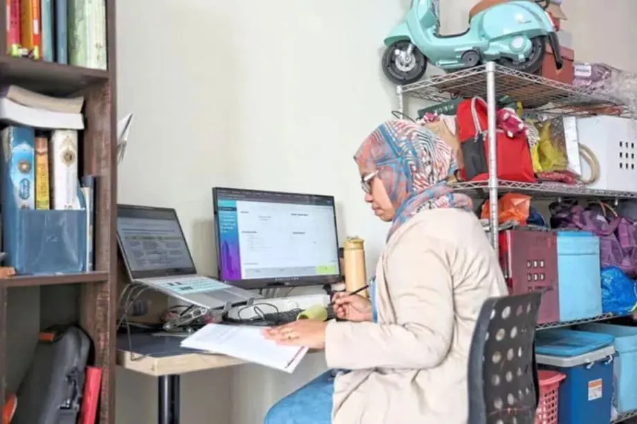 Los controles cada hora generan ansiedad entre los funcionarios de Malasia que trabajan a distancia
