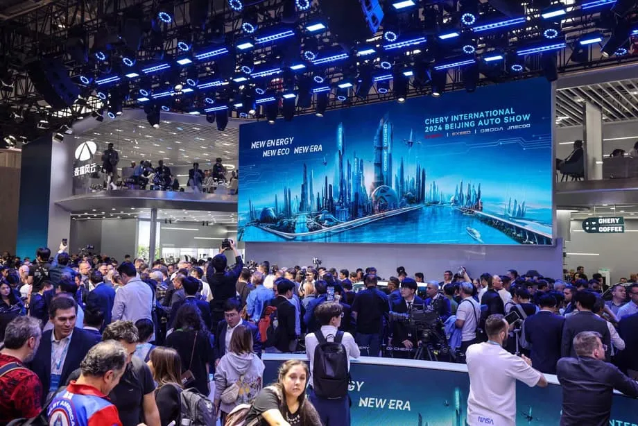 Alibaba integra Qwen en grandes fabricantes de automóviles y convierte los vehículos chinos en centros inteligentes controlados por voz