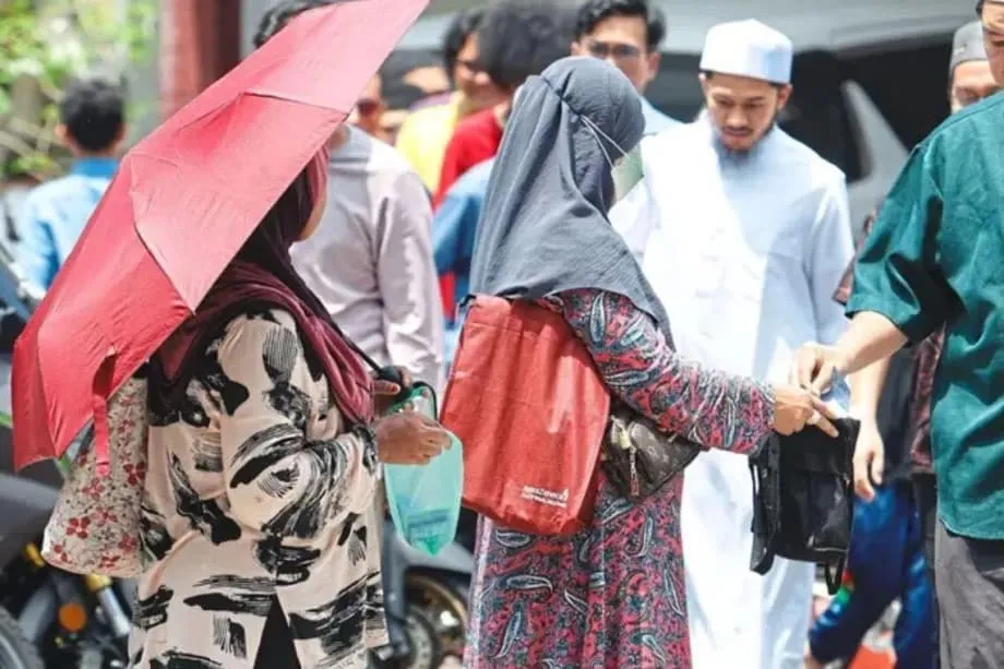 Redes de mendicidad agresiva en Kuala Lumpur se dirigen a comensales, fieles de mezquitas y conductores
