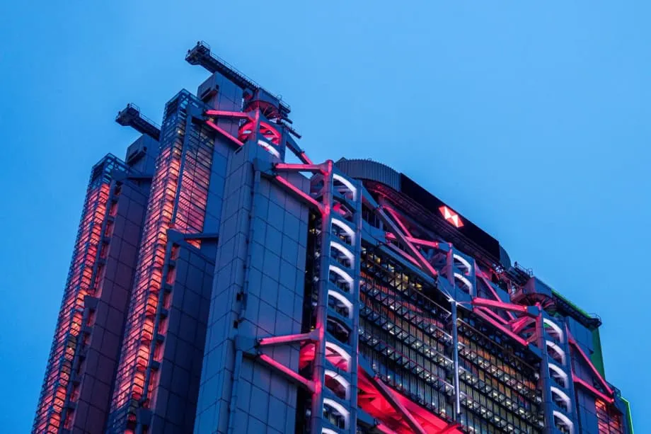 HSBC estudia eliminar una generosa ayuda para pagar colegios de sus empleados en Hong Kong como parte de su plan de reducción de costos