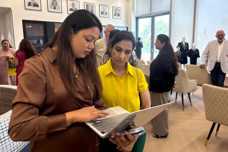 Los padres adinerados de India dejan atrás el aprendizaje memorístico y optan por escuelas internacionales, impulsando una revolución educativa