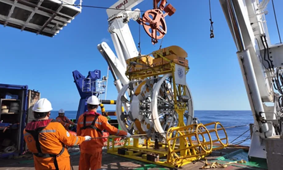 El equipo del telescopio de neutrinos TRIDENT de China supera una prueba clave en aguas profundas