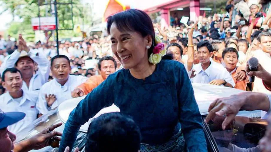 La junta de Myanmar traslada a Suu Kyi a arresto domiciliario en medio del escepticismo sobre su paradero