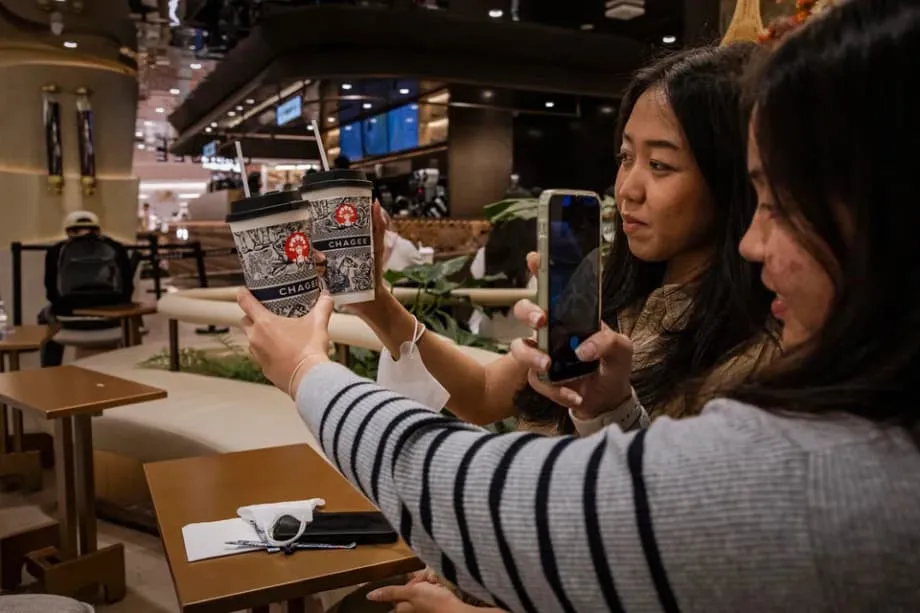 Mientras las marcas estadounidenses pierden terreno, China conquista a los jóvenes indonesios