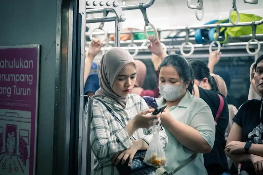 La trampa de los préstamos en línea: cómo los jóvenes trabajadores de Indonesia caen en ciclos de deuda digital