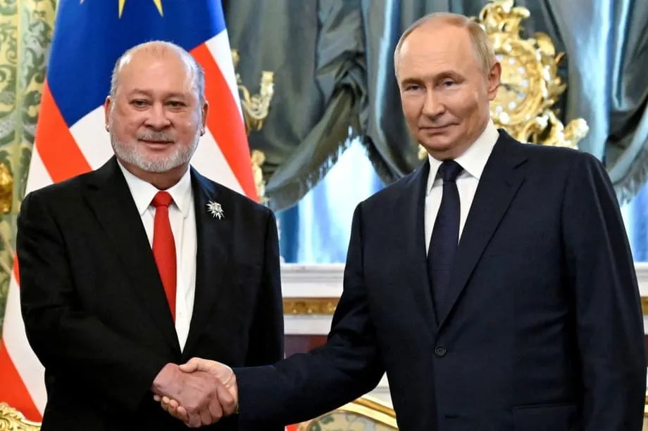 El rey de Malasia llega a Moscú para afianzar los vínculos petroleros en la cumbre del Día de la Victoria