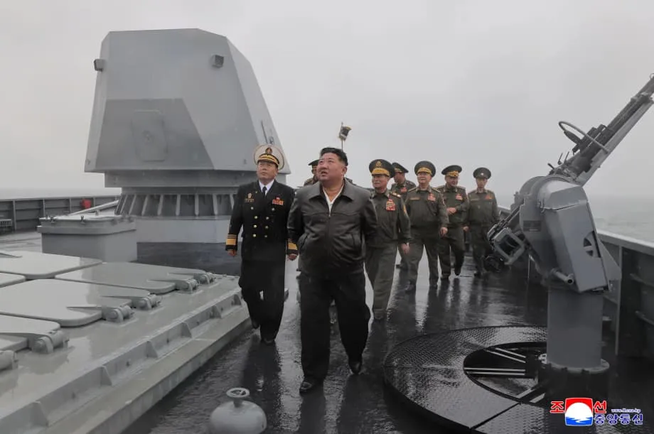 Corea del Norte prepara artillería capaz de alcanzar Seúl y pone en servicio su primer destructor moderno