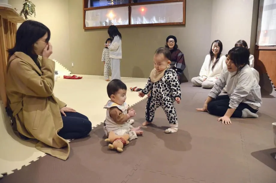 Los cafés nocturnos para madres con bebés que lloran ofrecen un refugio en Japón ante el mínimo histórico de nacimientos
