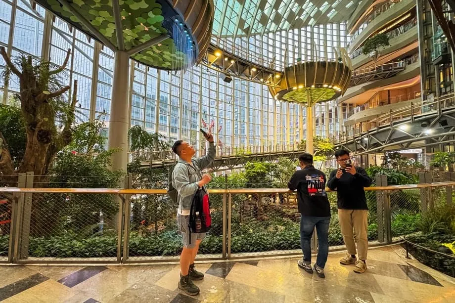 Los nuevos centros comerciales de China se diseñan como parques para atraer de nuevo a los compradores
