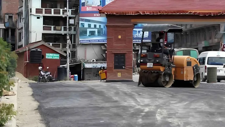 Nepal prueba carreteras de plástico para combatir los residuos y los baches