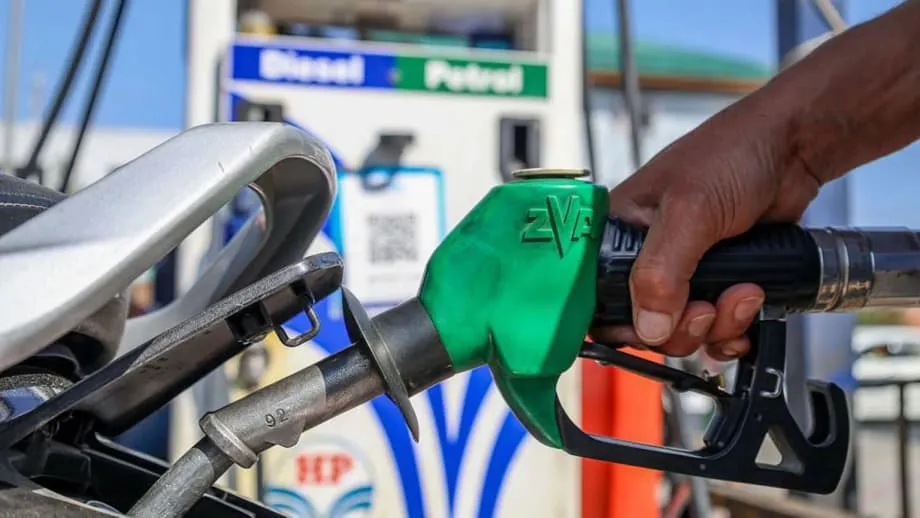 La expansión de la gasolina E20 en India enfrenta la seguridad energética con los costos para los conductores