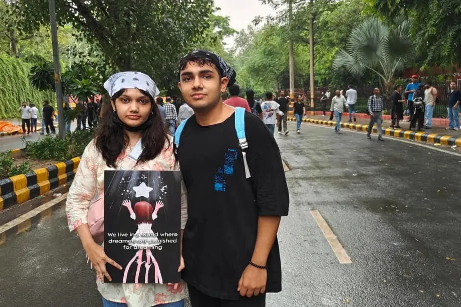 El movimiento Cockroach de India suspende las marchas tras la represión en Delhi