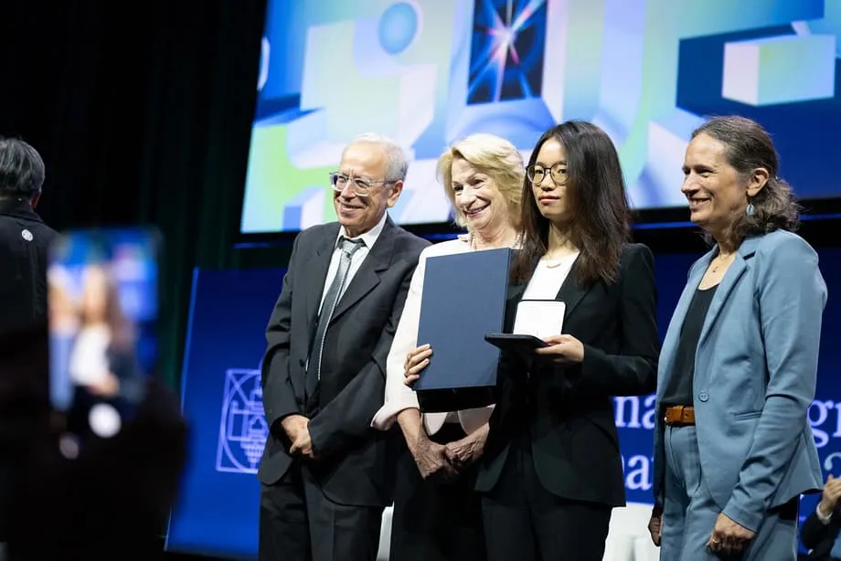 Los matemáticos chinos Wang Hong y Deng Yu ganan la Medalla Fields de 2026