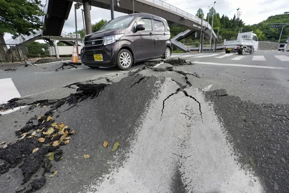 Trabajadores vietnamitas rescatan a una anciana tras el devastador terremoto de Kumamoto