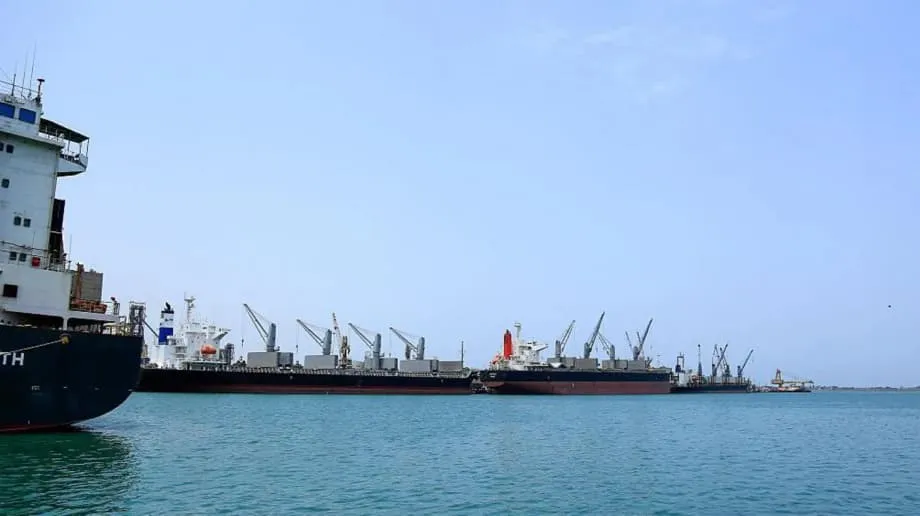 Un barco indio se hunde en el mar Rojo tras un ataque frente a Yemen; toda la tripulación fue rescatada