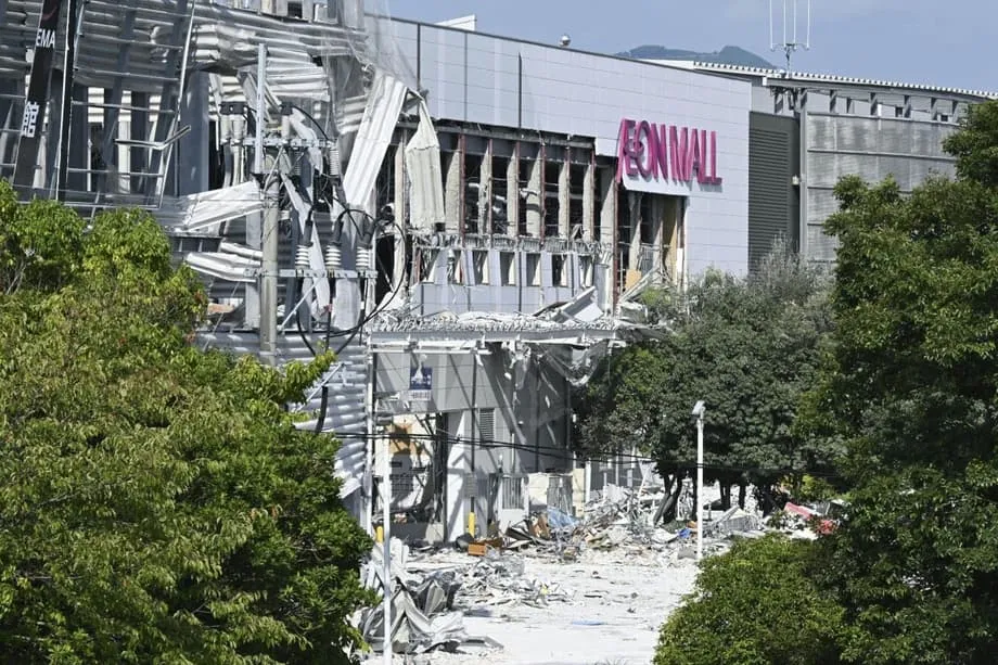 Víctimas del terremoto en Japón recibieron la orden de volver al centro comercial por dinero antes de una explosión mortal