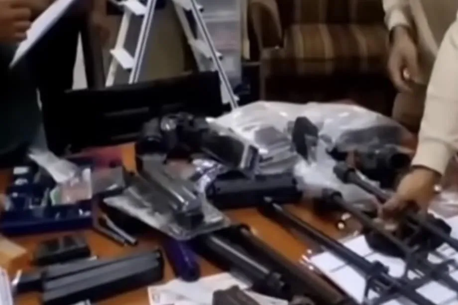 Hallan casi 1.000 armas en una sala de una escuela de Indonesia