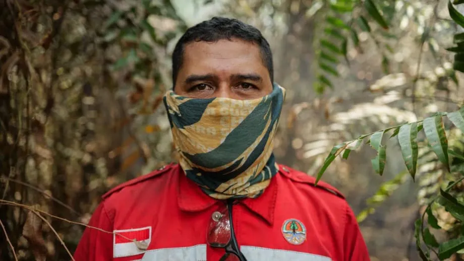 Voluntarios combaten los incendios en las turberas de Indonesia mientras el carbono antiguo se convierte en una nube tóxica