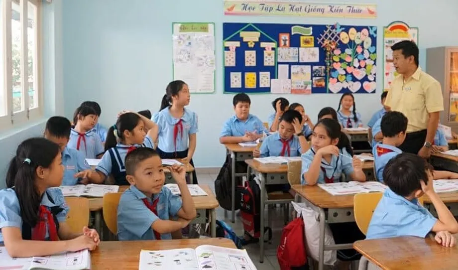 Preocupación por la enseñanza obligatoria del inglés desde primer grado en Vietnam