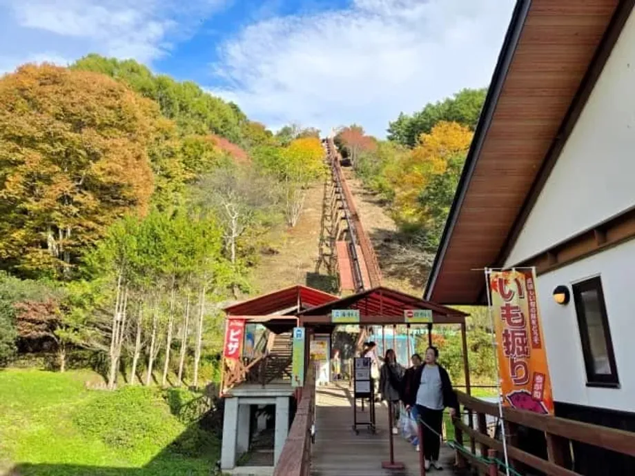 Un teleférico oculto en Michi no Eki Minami Kiyosato lleva a los visitantes a un parque floral