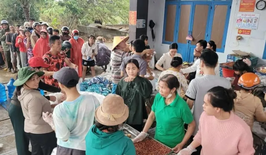 Cocinas comunitarias alimentan a miles de personas durante las inundaciones en el centro de Vietnam