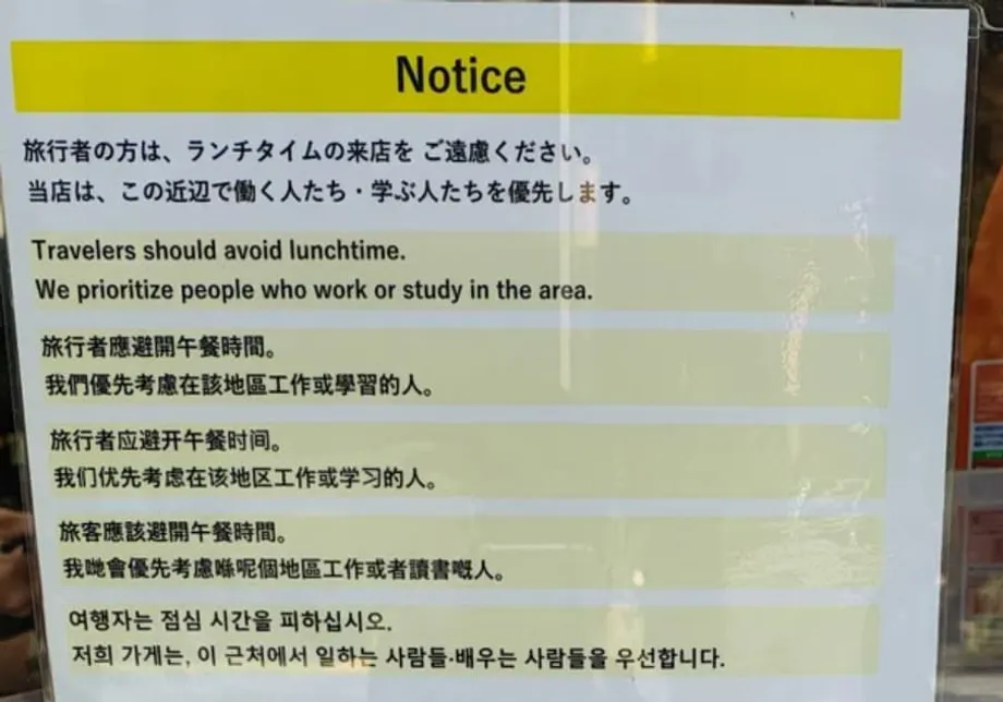 Una cadena de soba de Tokio retira un cartel que pedía a los turistas evitar la hora del almuerzo, en medio del debate sobre el turismo masivo