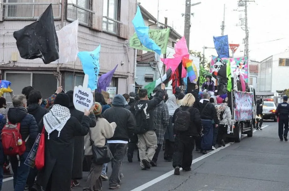 1.200 personas marchan contra el odio en una ciudad japonesa ante la creciente hostilidad hacia los residentes extranjeros