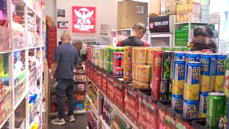 El nuevo sistema de devolución de envases de bebidas de Singapur genera temor a aumentos de precios pese al apoyo del Gobierno