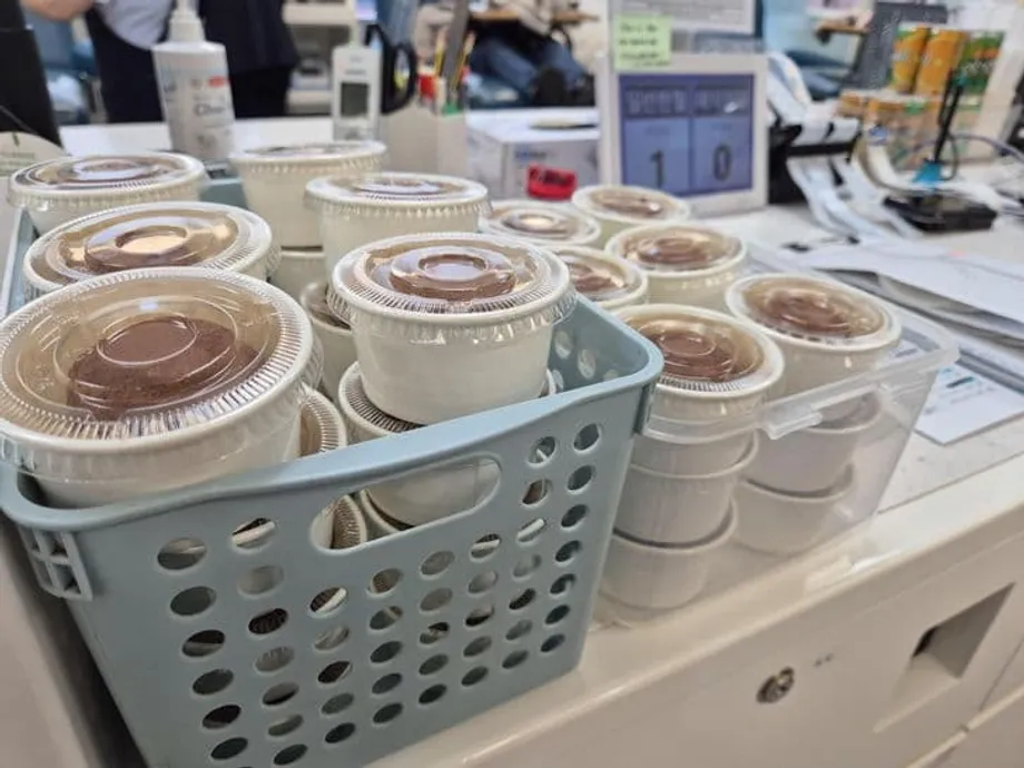 Corea del Sur combate la escasez crónica de sangre con galletas virales y tarjetas de K-pop
